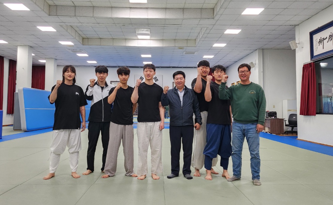 택견 선수 격려(24. 4. 22일) 단체사진.jpg